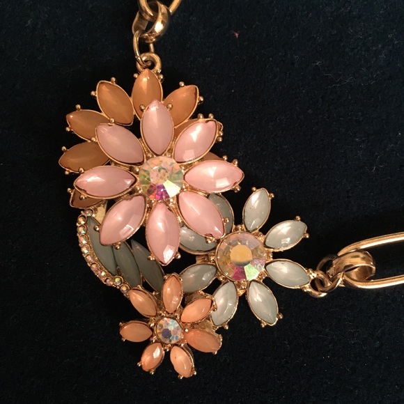 Jewelry - Floral faux gemstone necklace
